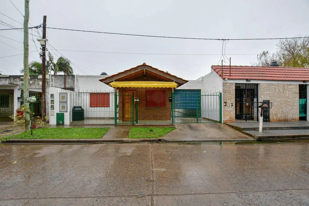 LOTE CON 3 CASAS EN VENTA - APTA BANCO 4