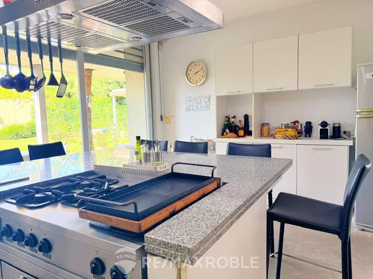 CASA EN VENTA CITY BELL 4 DORMITORIOS E/ CAMINOS 3