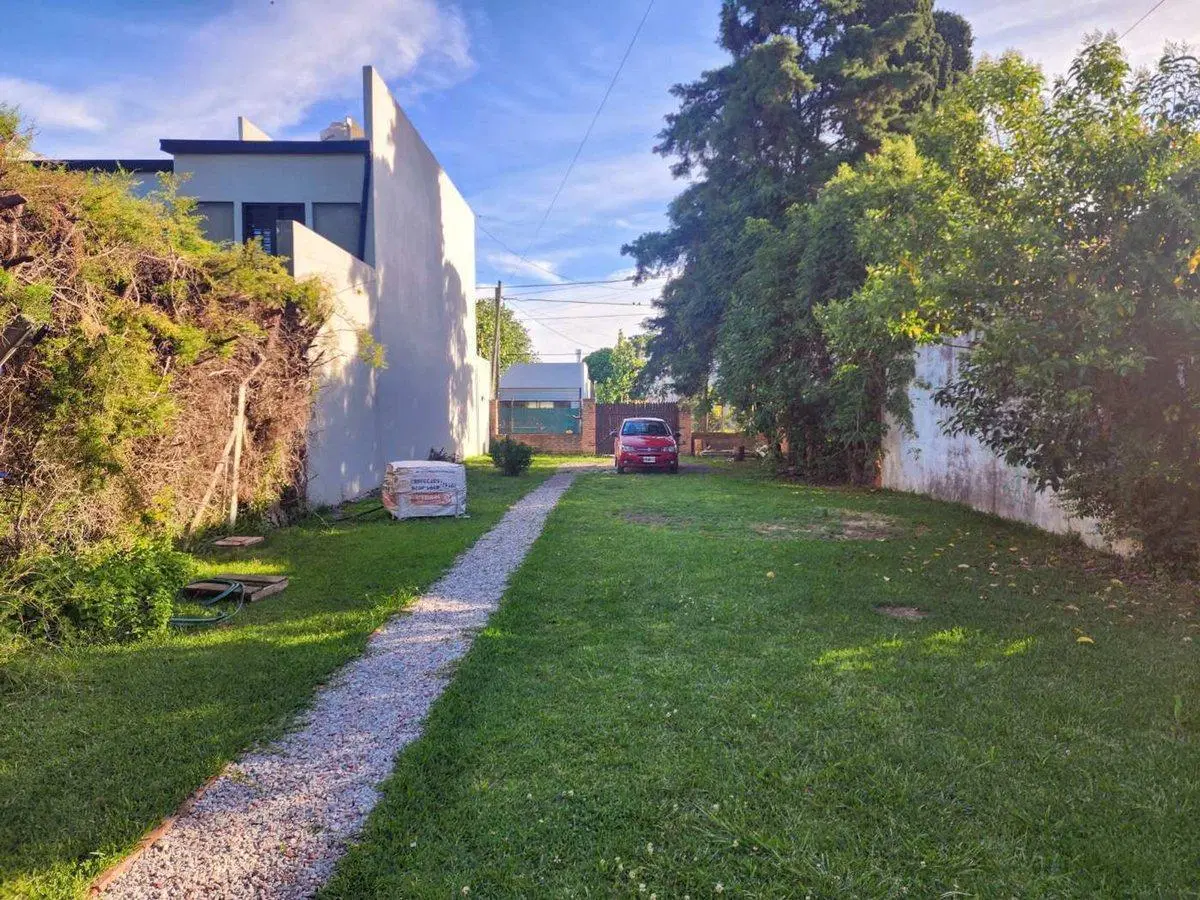CASA EN VENTA CITY BELL 2 DORMITORIOS Y PARQUE 2