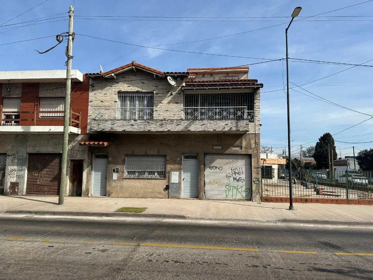 CASA PARA 2 FAMILIAS EN VENTA LANUS COCHERA JARDIN 5
