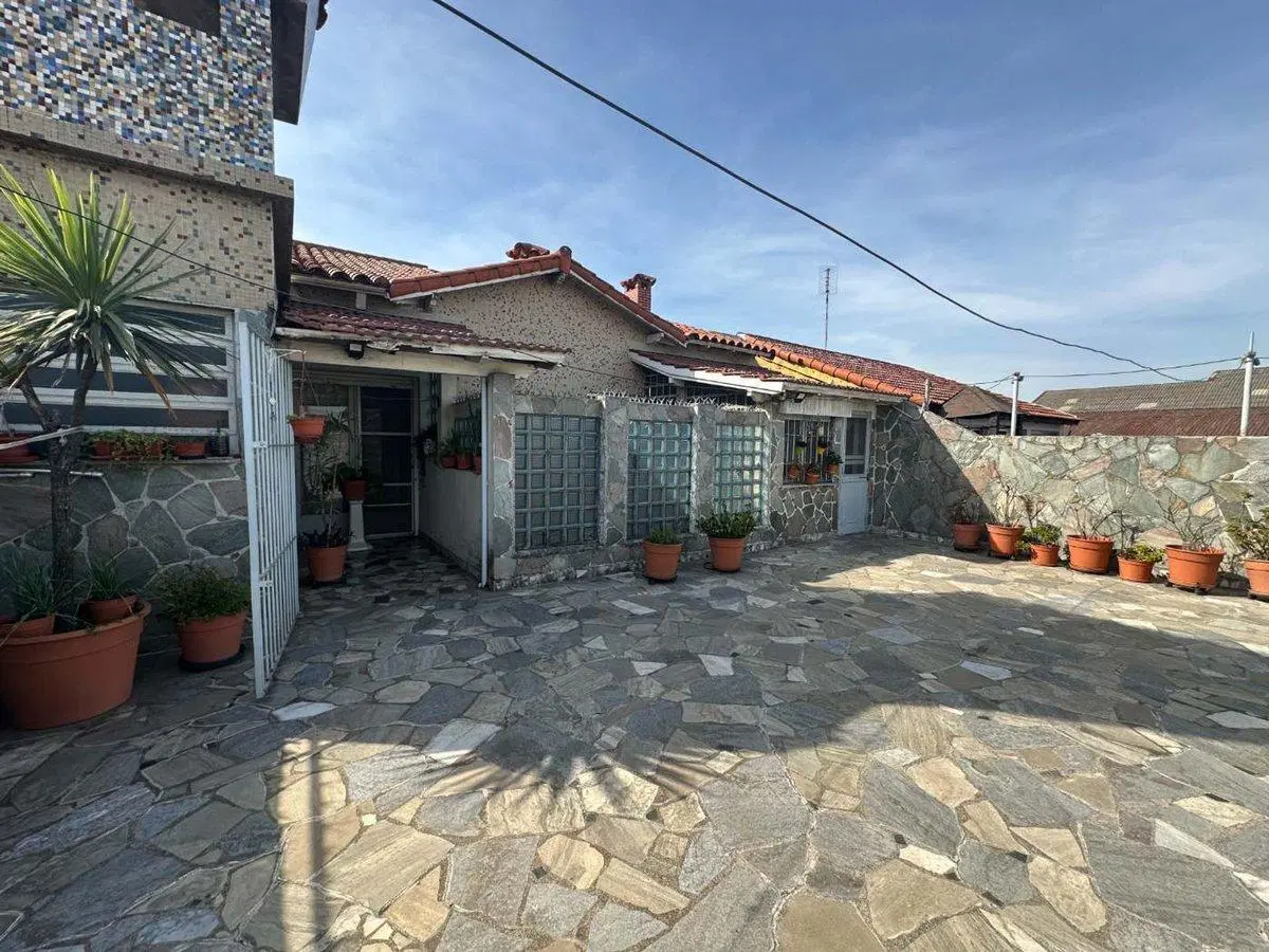 CASA PARA 2 FAMILIAS EN VENTA LANUS COCHERA JARDIN 4