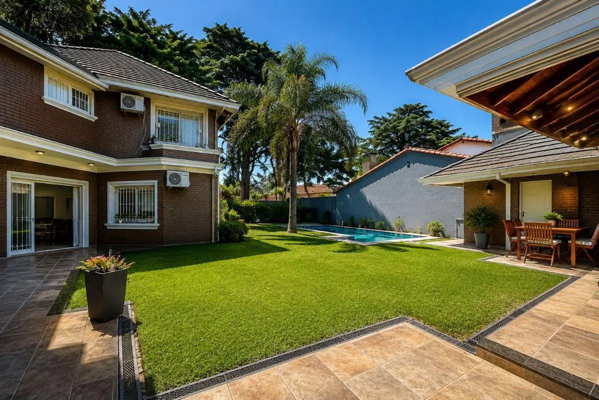 CASA EN VENTA QUILMES LOS CEDROS 7 AMBIENTES 3