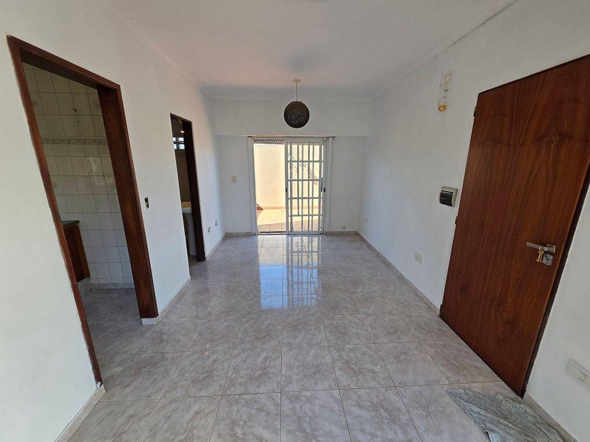 Foto de MONOAMBIENTE EN VENTA LA PLATA CON PATIO, imagen 3