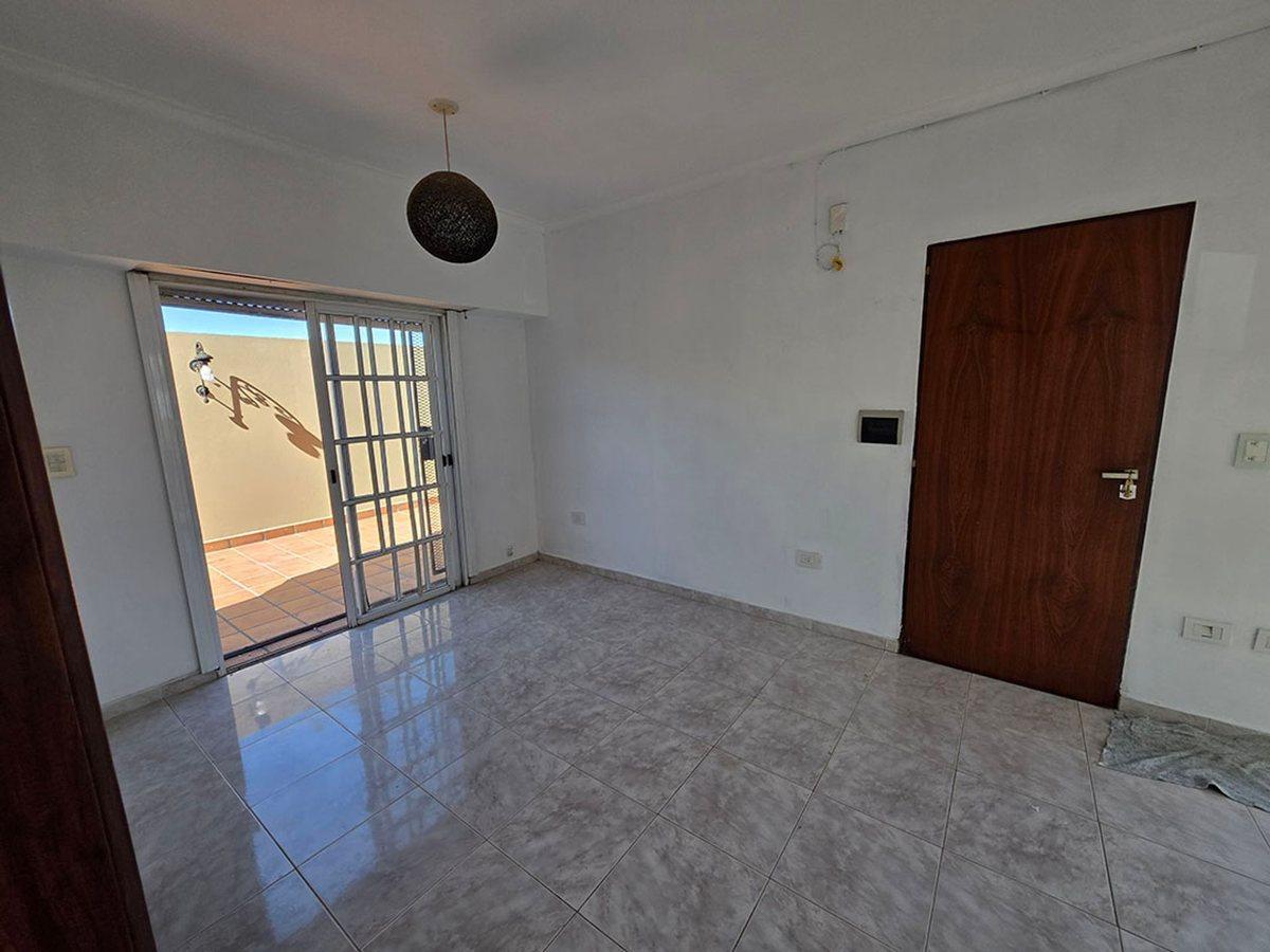 Foto de MONOAMBIENTE EN VENTA LA PLATA CON PATIO, imagen 2