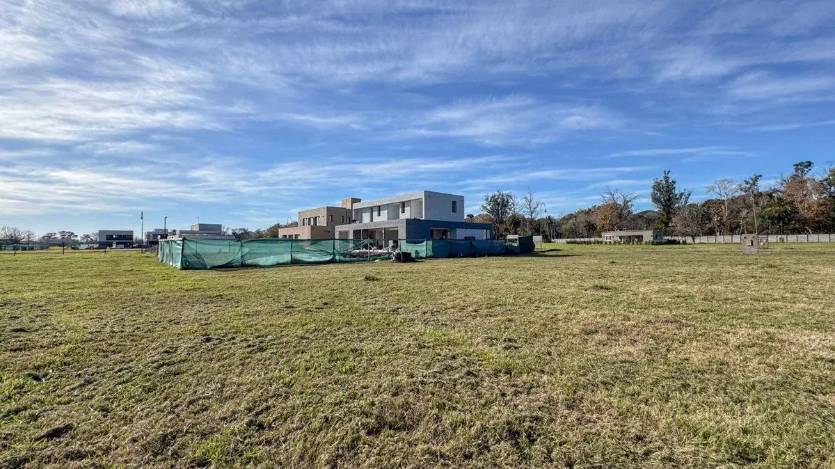 LOTE EN VENTA BARRIO PRIVADO VILLAGE DEL PARQUE 2