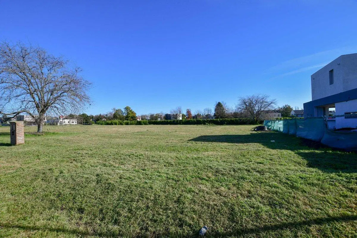LOTE EN VENTA BARRIO PRIVADO VILLAGE DEL PARQUE 4