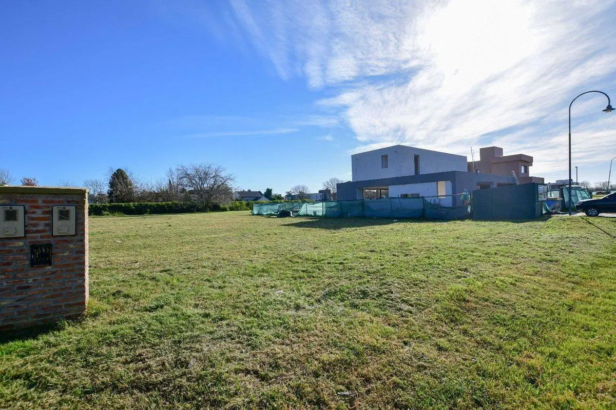 LOTE EN VENTA BARRIO PRIVADO VILLAGE DEL PARQUE 3