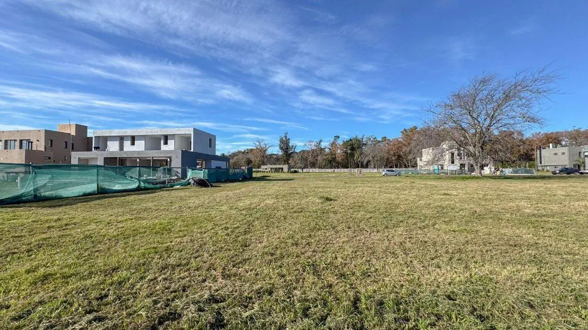 LOTE EN VENTA BARRIO PRIVADO VILLAGE DEL PARQUE 5