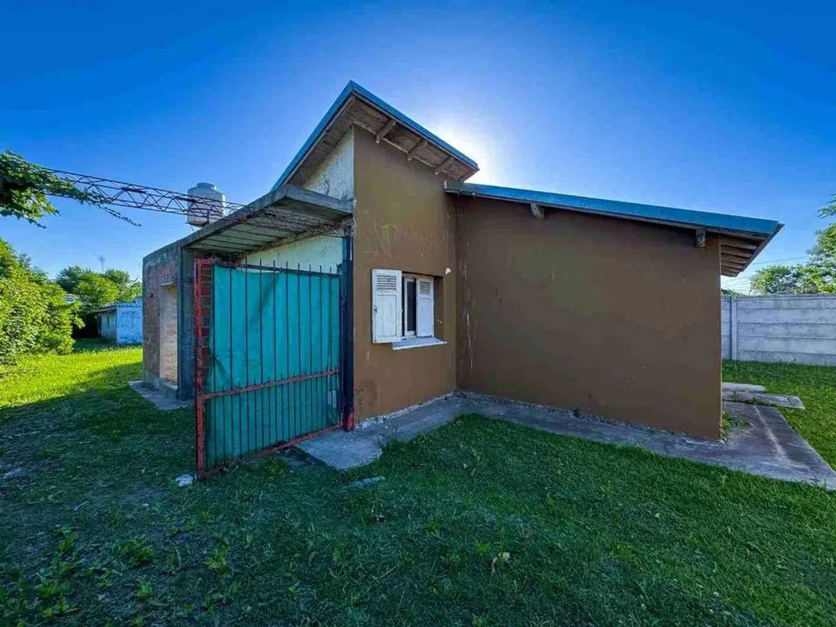 CASA EN VENTA BERISSO A RECICLAR CON PARQUE 2