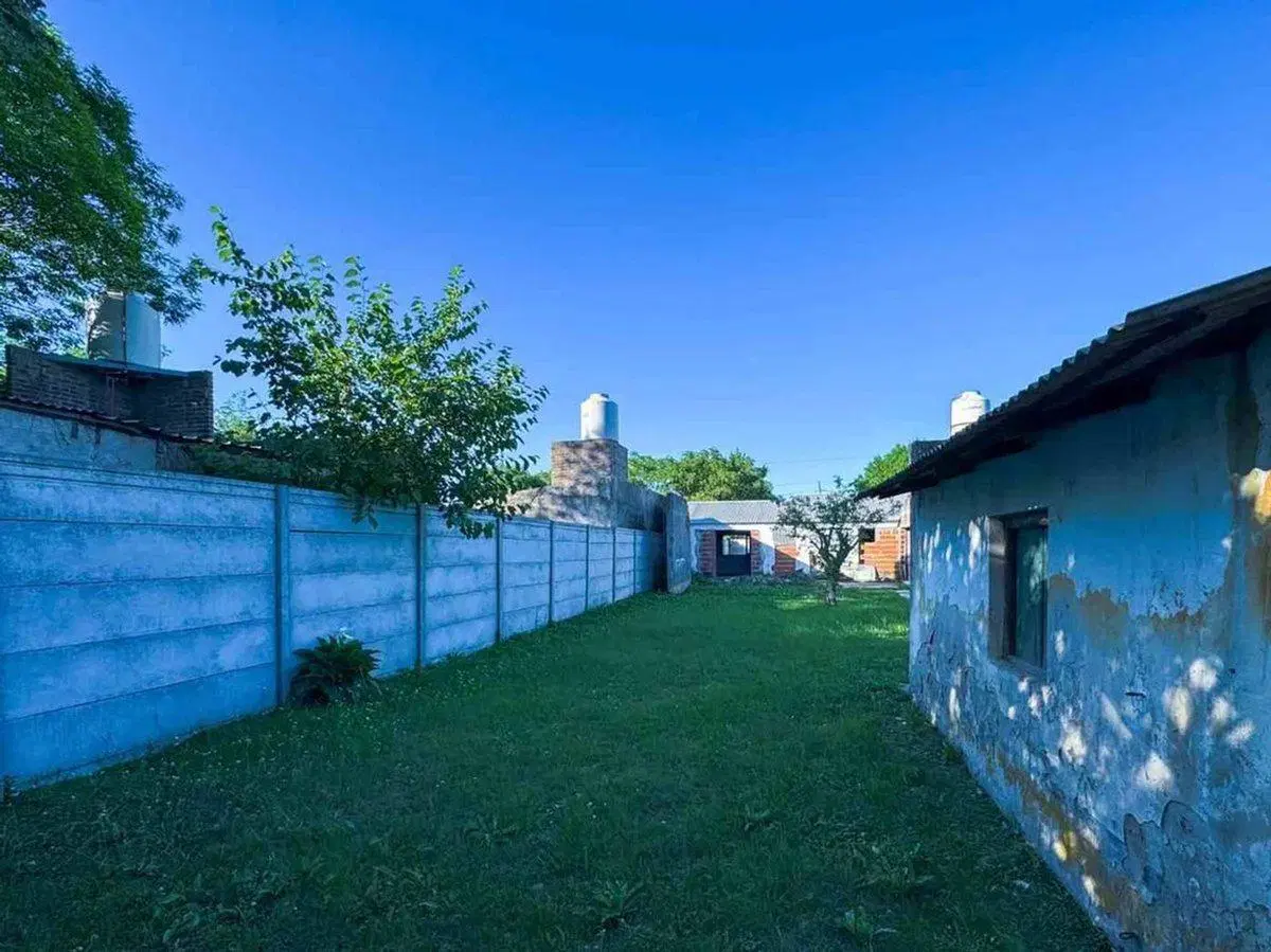 CASA EN VENTA BERISSO A RECICLAR CON PARQUE 3