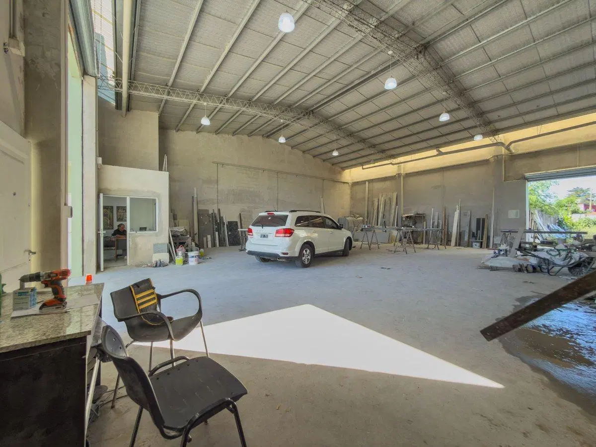 Galpón Venta La Plata con oficina y departamento. 2
