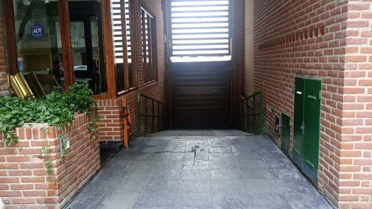 COCHERA EN VENTA LA PLATA CENTRO PORTON AUTOMATICO 2