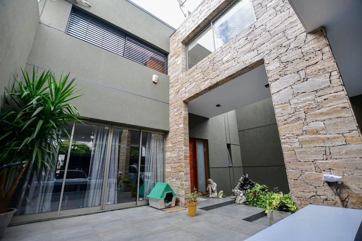 CASA EN VENTA LA PLATA PARQUE PILETA QUINCHO 3