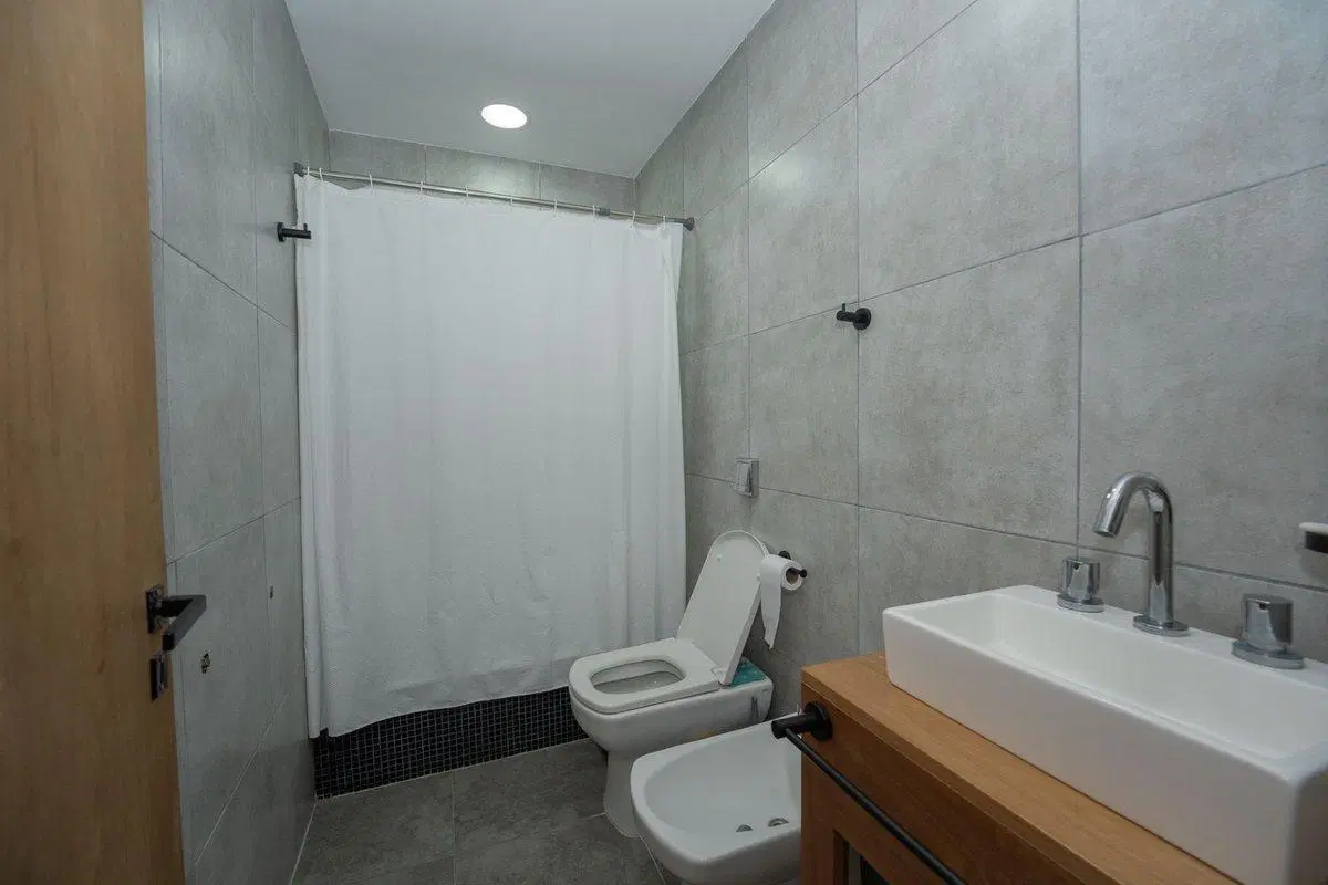 CASA EN VENTA LA PLATA 3 DORMITORIOS AMPLIO PARQUE 2