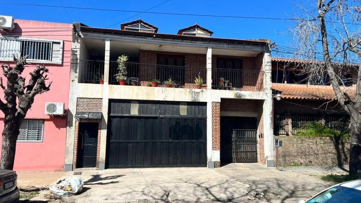 CASA LOTE INVERSOR VENTA LA PLATA 3 DORMITORIOS 3
