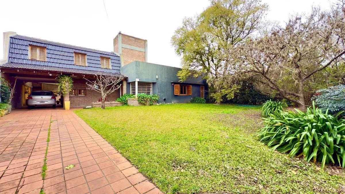 CASA EN VENTA EN CITY BELL 3 DORMITORIOS 3