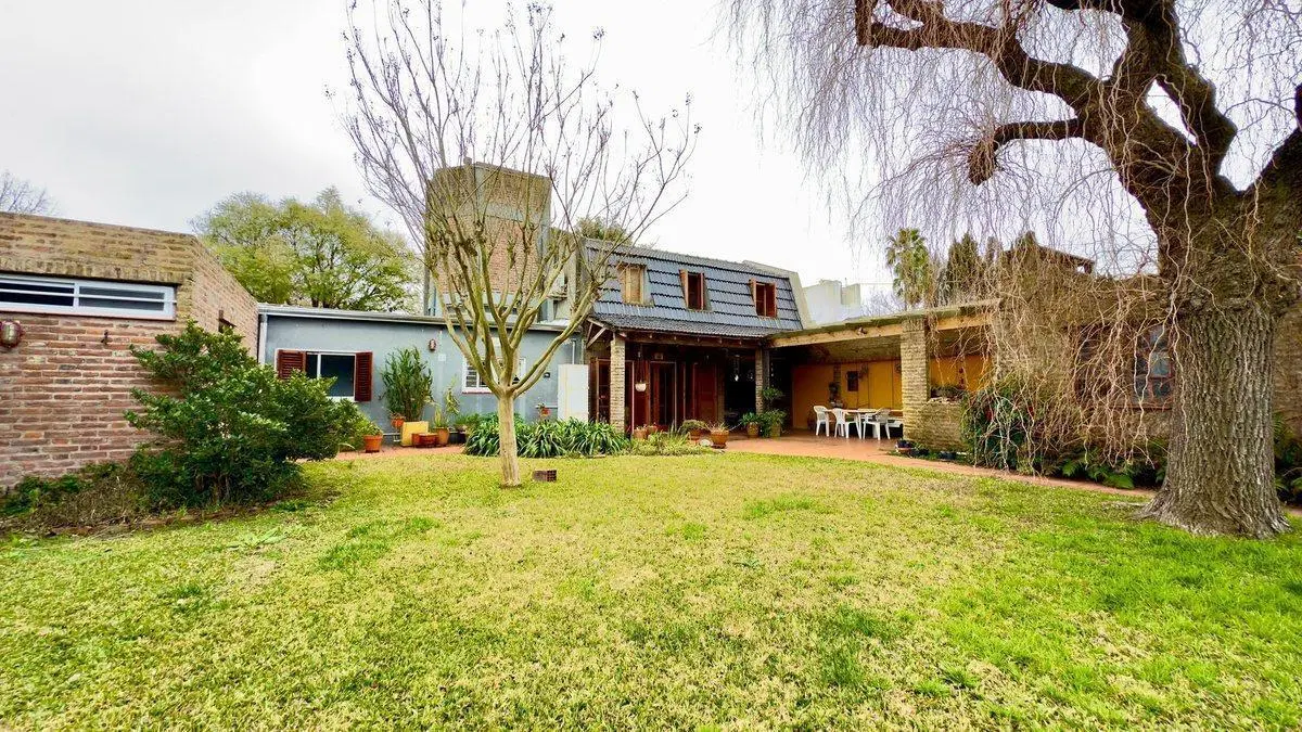 CASA EN VENTA EN CITY BELL 3 DORMITORIOS 2