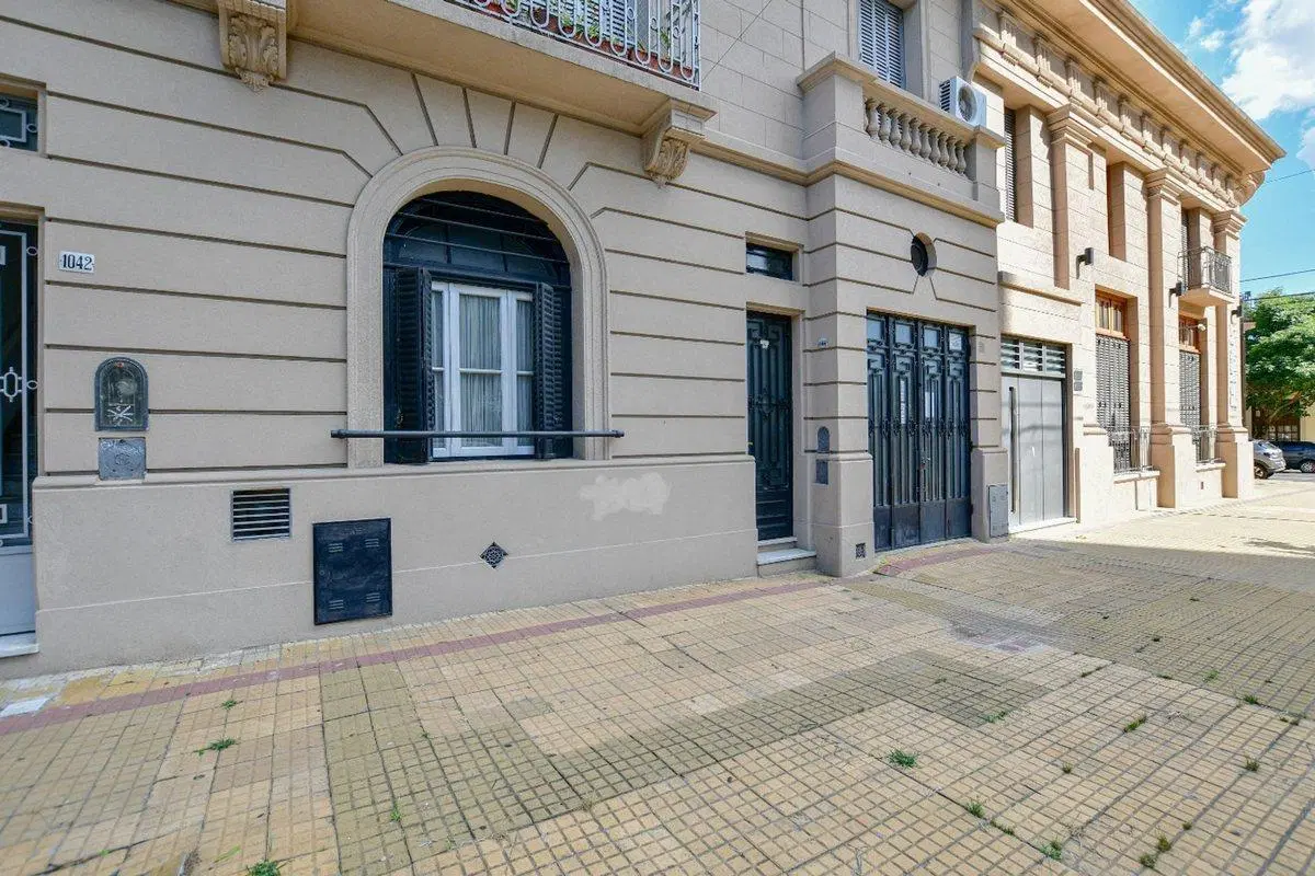 CASA EN VENTA LA PLATA 2 DORMITORIOS COCHERA 2