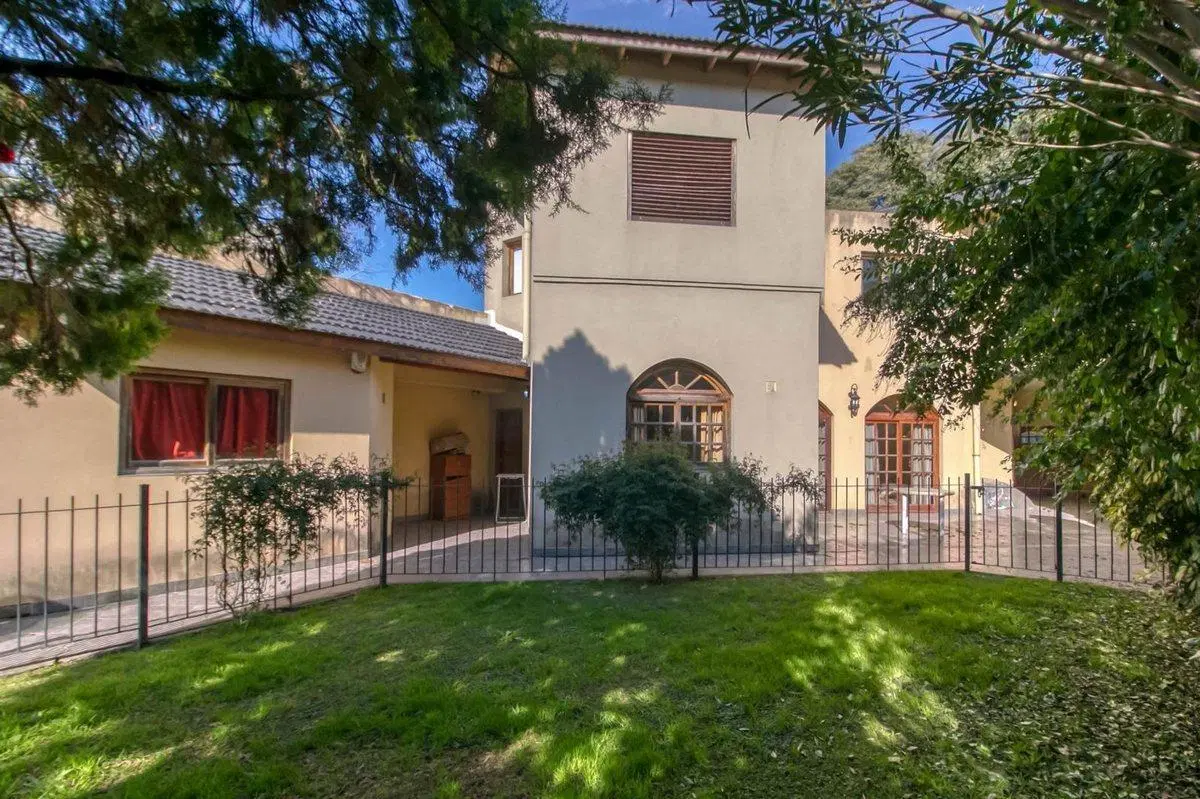 CASA EN VENTA GONNET 4 DORMITORIOS GARAGE 4