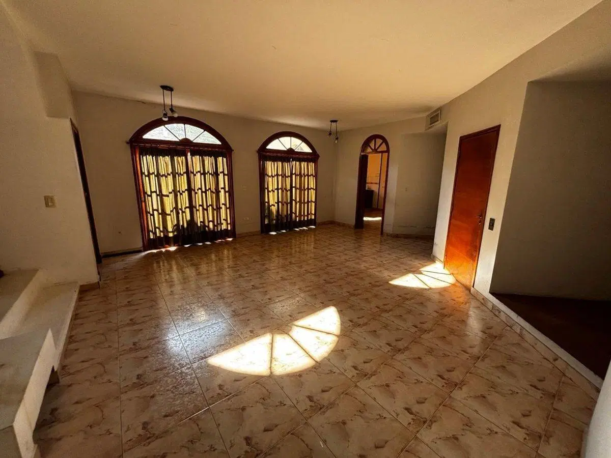 CASA EN VENTA GONNET 4 DORMITORIOS GARAGE 2