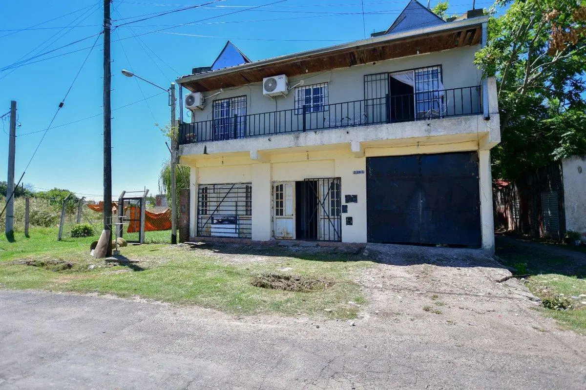 CASA EN VENTA HERNANDEZ 4 DORMITORIOS MAS LOCAL 3