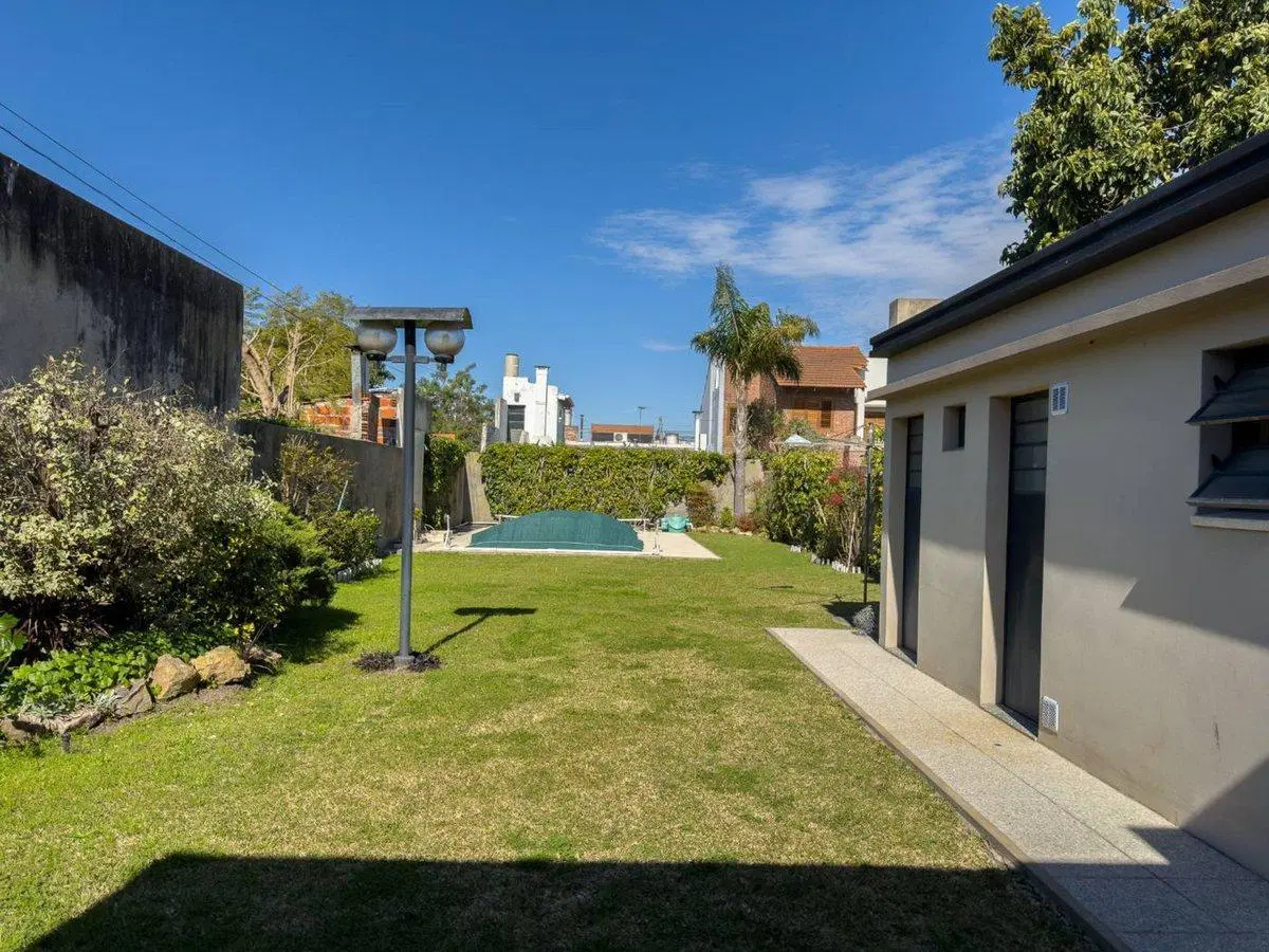 CASA EN VENTA LA PLATA 3 DORMITORIOS PILETA 3