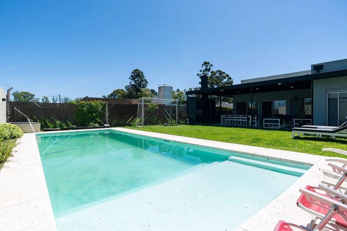 CASA EN VENTA CITY BELL 3 DORMITORIO PARQUE PILETA 4