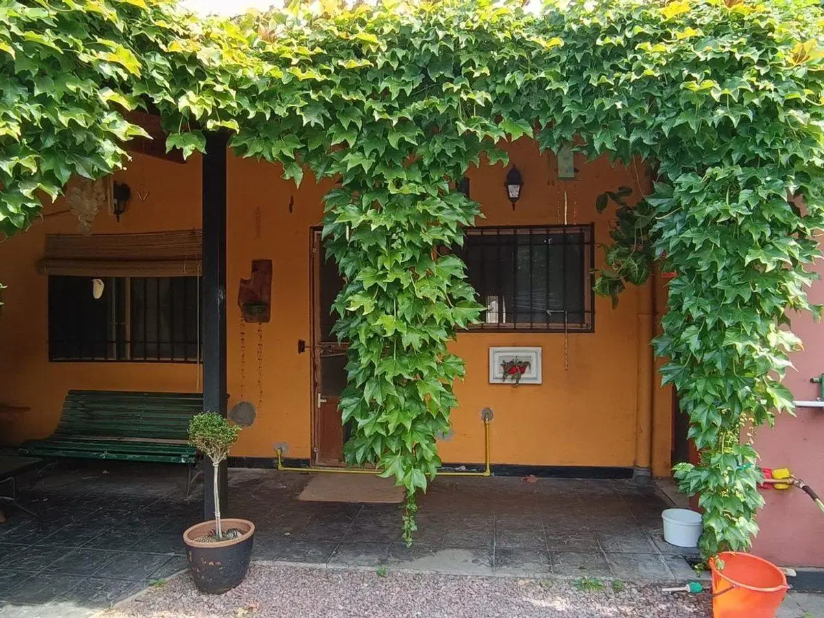 CASA EN VENTA LA PLATA 2 DORMITORIOS APTA BANCO 8