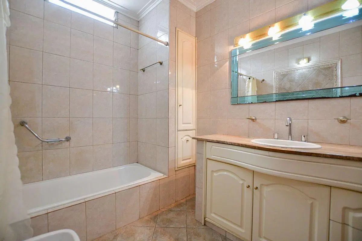 CASA EN VENTA LA PLATA 3 DORMITORIOS COCHERA 4