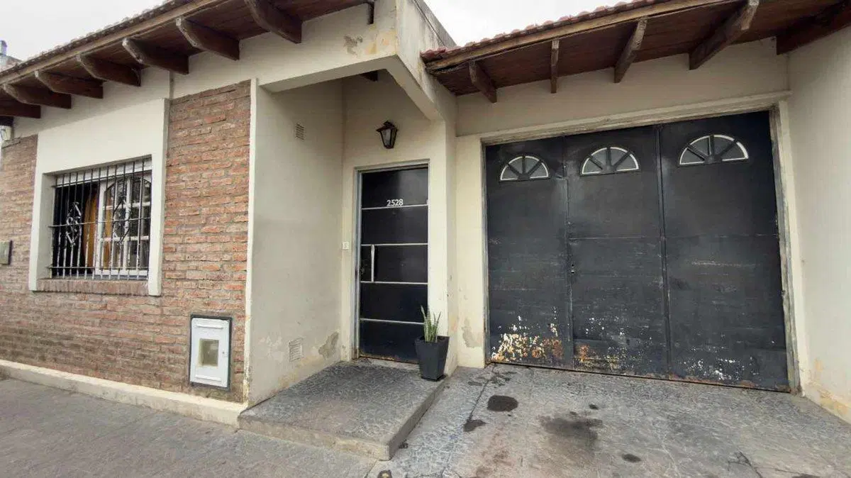 CASA EN VENTA LA PLATA 2 DORMITORIOS PATIO COCHERA 4