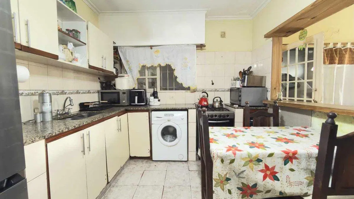 CASA EN VENTA LA PLATA 2 DORMITORIOS PATIO COCHERA 5