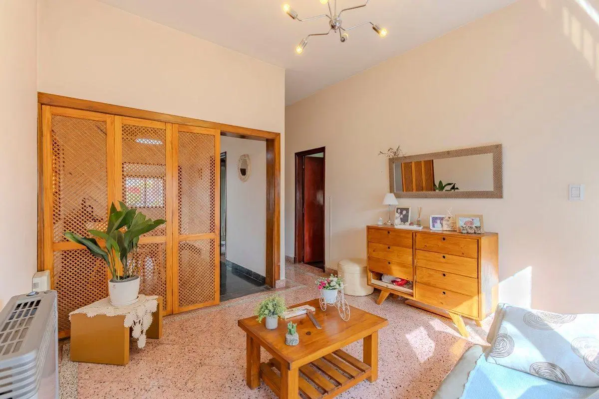 Casas en venta en Los Hornos 3 dormitorios 5
