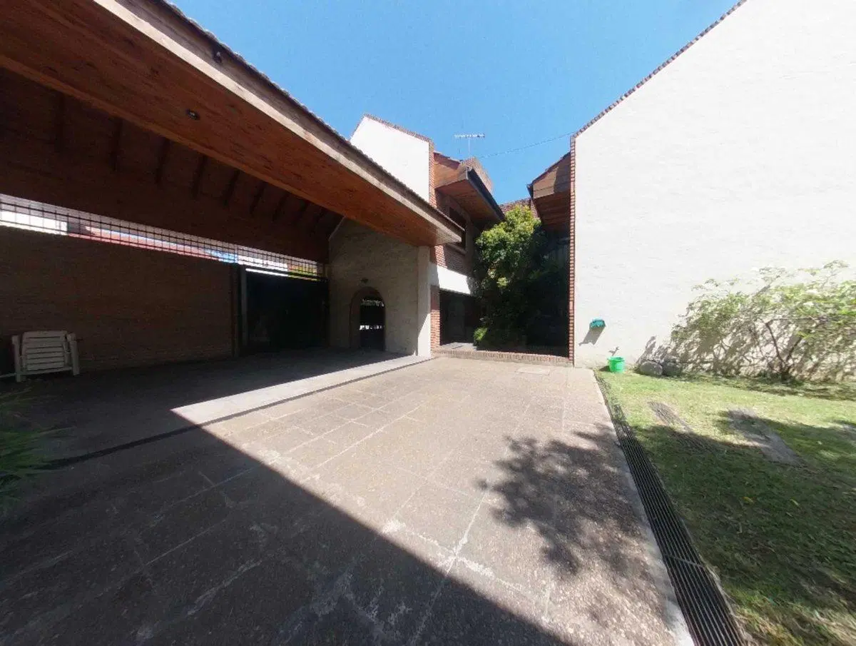 CASA VENTA LA PLATA 4 DORMITORIOS QUINCHO PILETA 2
