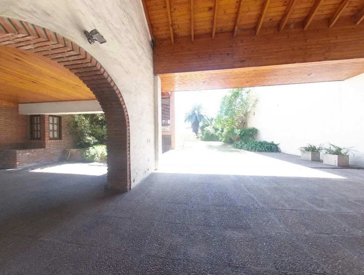 CASA VENTA LA PLATA 4 DORMITORIOS QUINCHO PILETA 8
