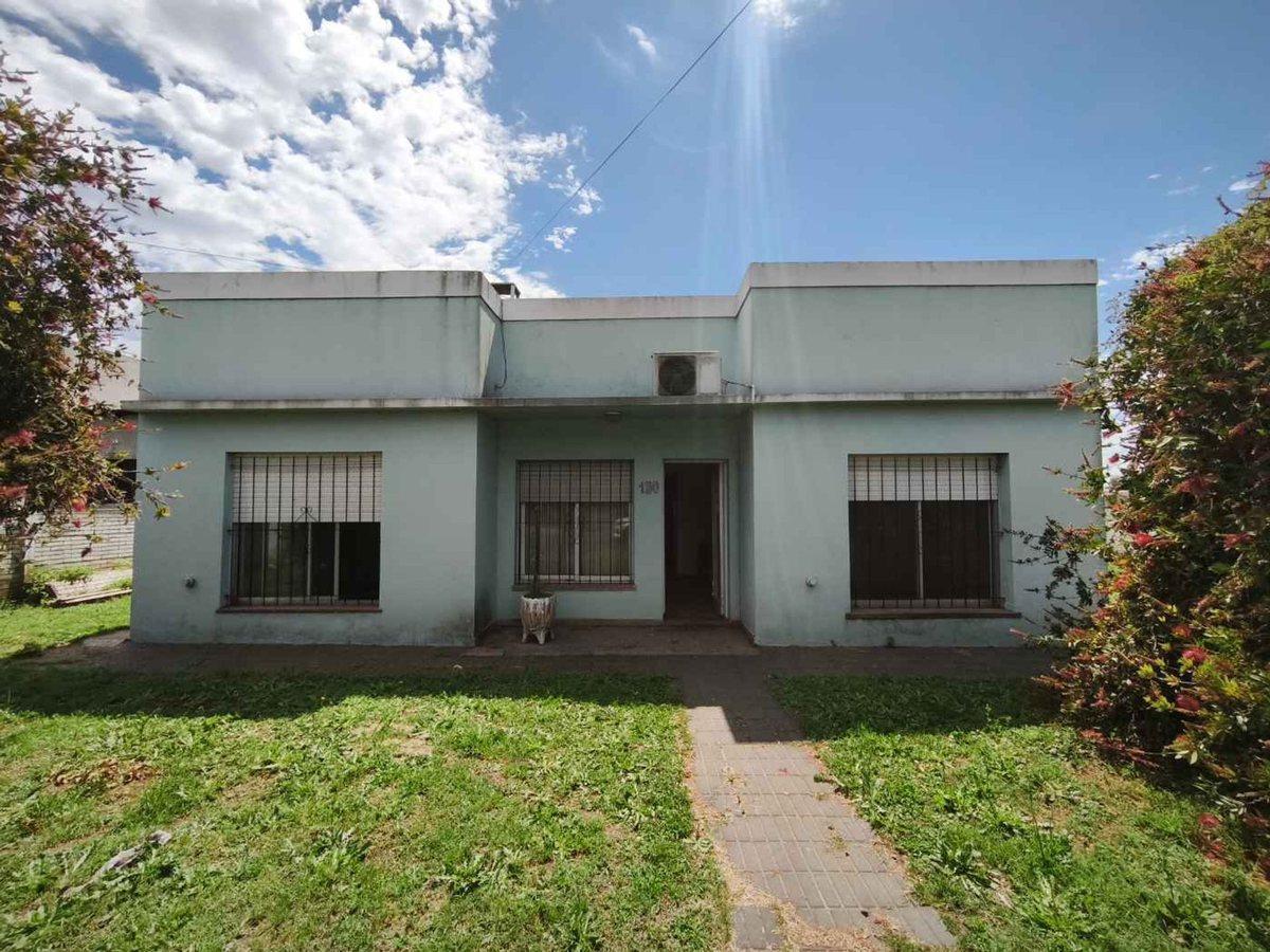 CASA EN VENTA EN LAS FLORES