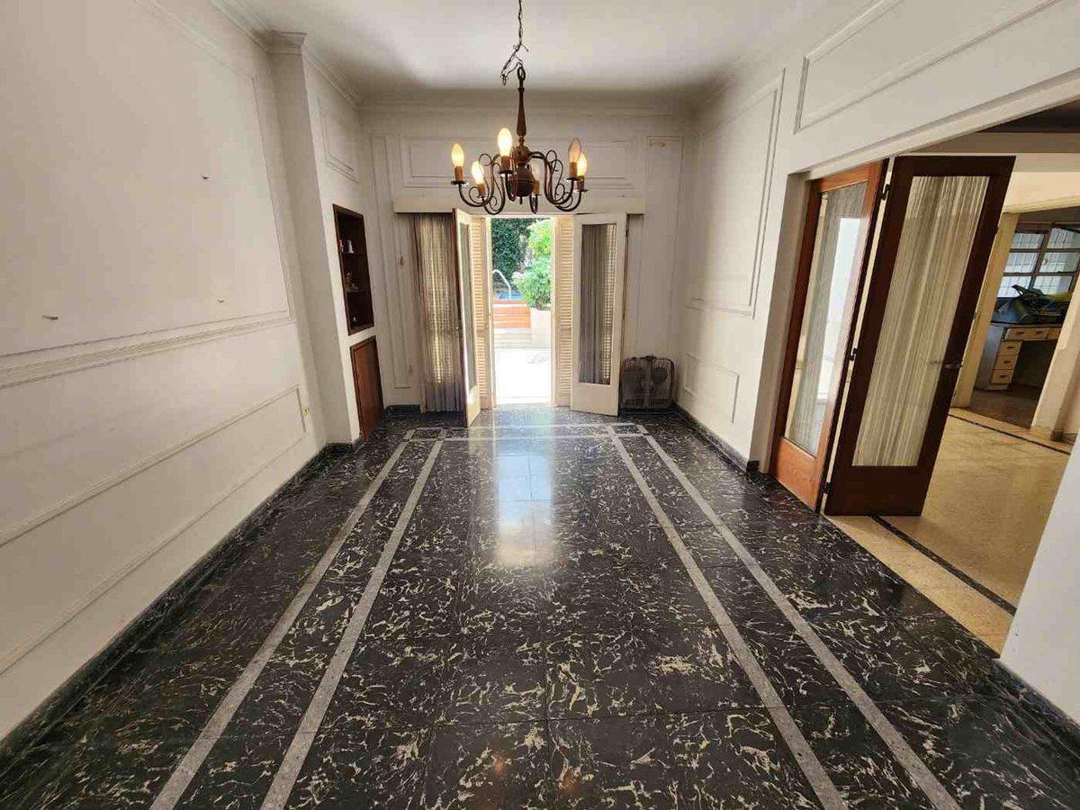 Foto de CASA VENTA LA PLATA 5 DORMITORIOS COCHERA PILETA, imagen 2