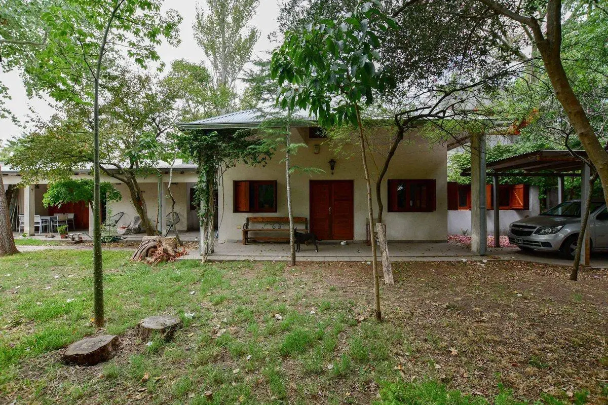 CASA EN VENTA CITY BELL PARQUE PILETA 2
