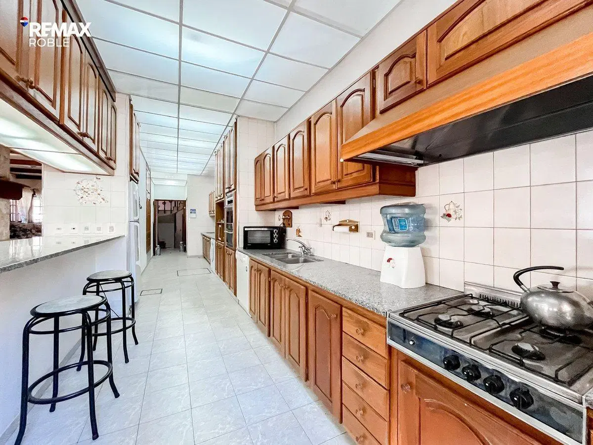 CASA EN VENTA LA LOMA LA PLATA 4 DORMITORIOS 3