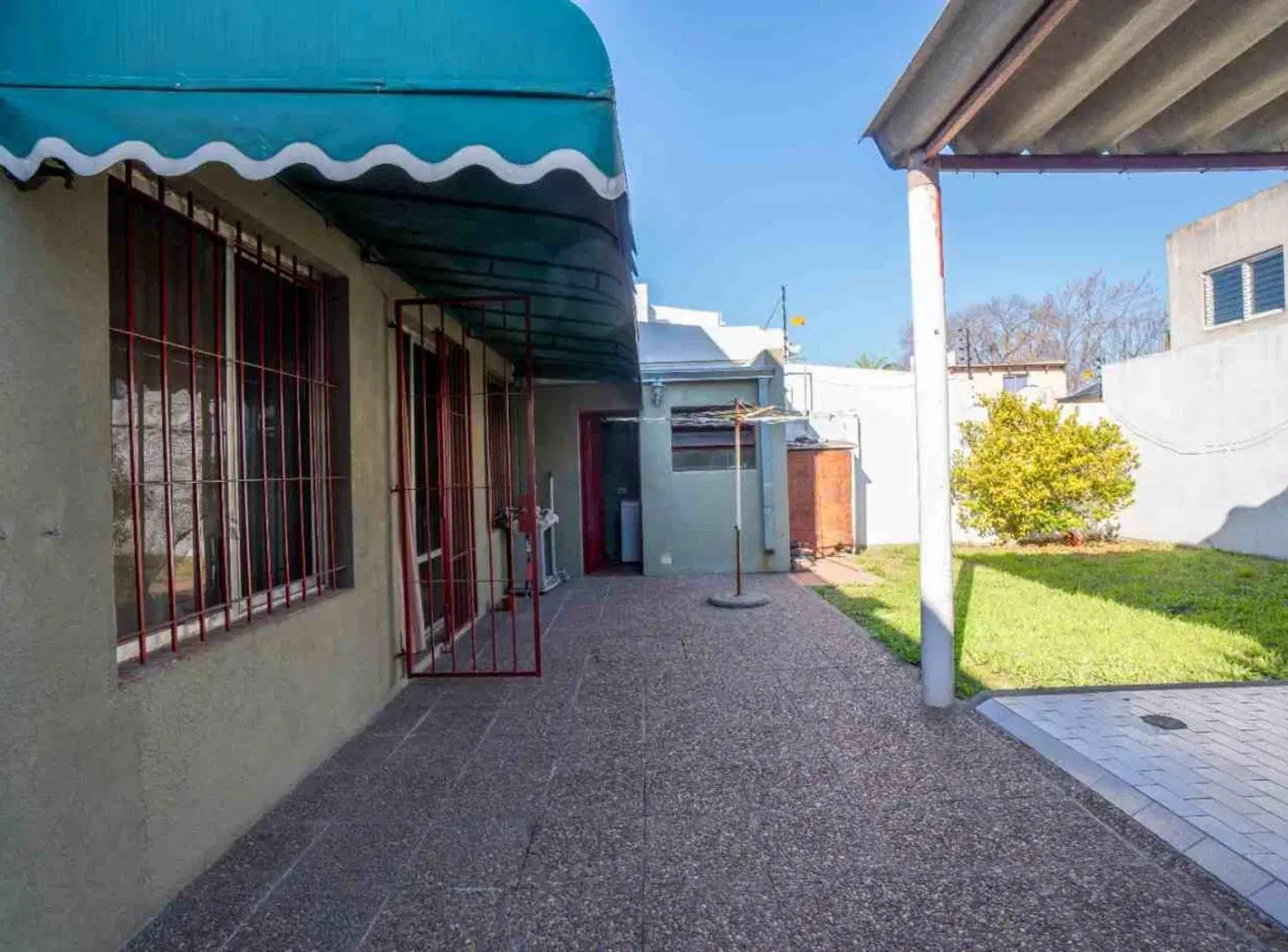 CASA EN VENTA RINGUELET 3 DORMITORIOS COCHERA 3