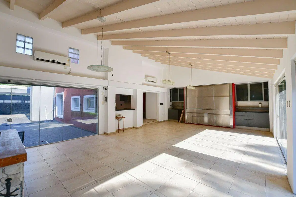 CASA EN VENTA EN CITY BELL POSIBLE APTO BANCO 2