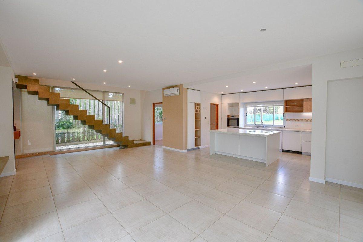 Foto de CASA EN VENTA EN CITY BELL 4 DORMITORIOS, imagen 2