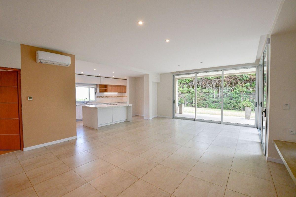 Foto de CASA EN VENTA EN CITY BELL 4 DORMITORIOS, imagen 4