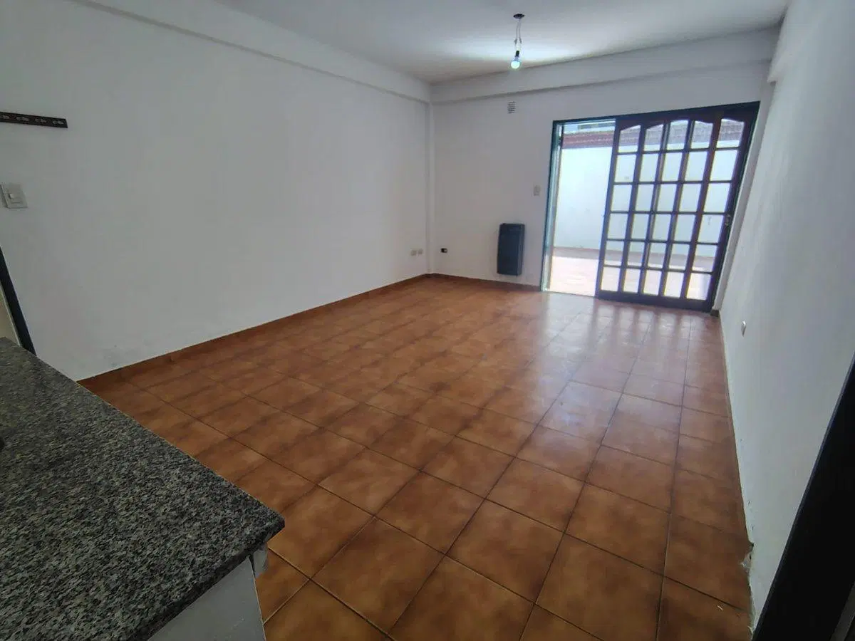 PH EN VENTA LA PLATA 1 DORMITORIO PATIO Y COCHERA 2