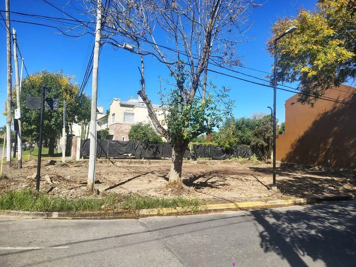 LOTE EN VENTA EN GONNET LA PLATA SOBRE AVENIDA 4
