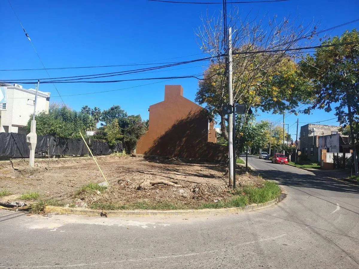 LOTE EN VENTA EN GONNET LA PLATA SOBRE AVENIDA 3