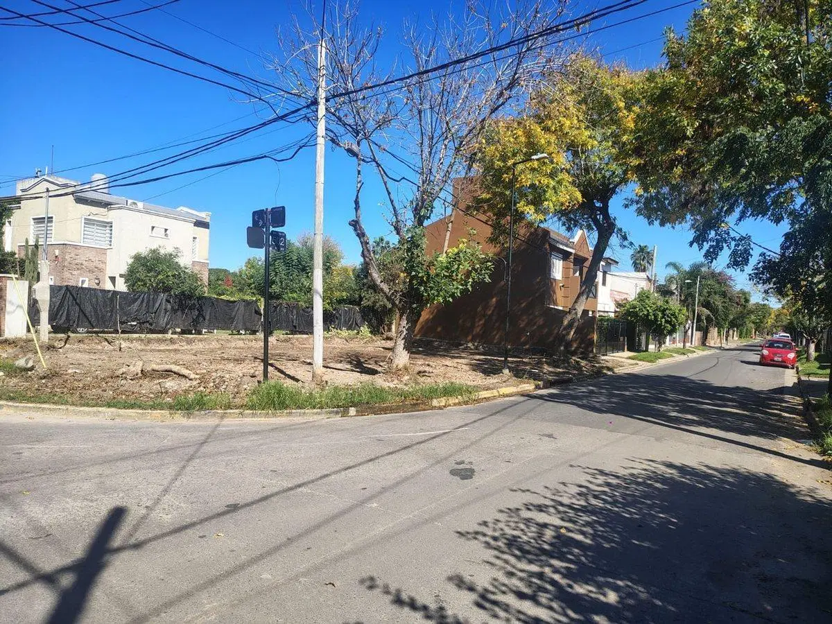 LOTE EN VENTA EN GONNET LA PLATA SOBRE AVENIDA 2