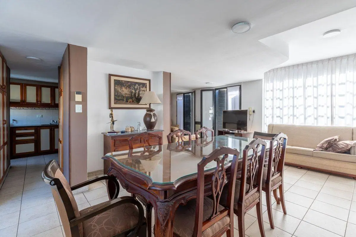 CASA EN VENTA LA PLATA 4 DORMITORIOS PILETA 2