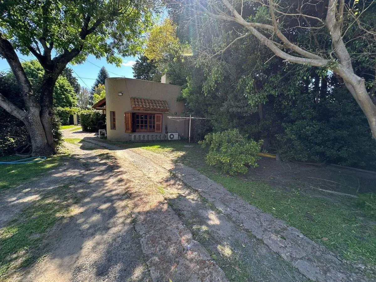 CASA EN VENTA GONNET CASTELLS QUINCHO Y PILETA 2