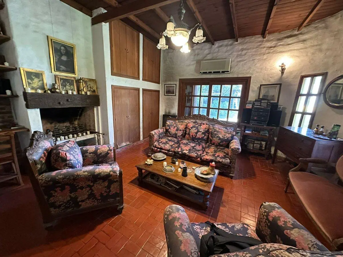 CASA EN VENTA GONNET CASTELLS QUINCHO Y PILETA 8