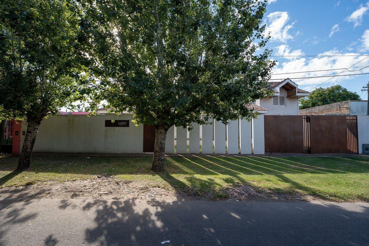 Foto de CASA EN VENTA GONNET 3 DORMITORIOS PARQUE Y PILETA, imagen 4